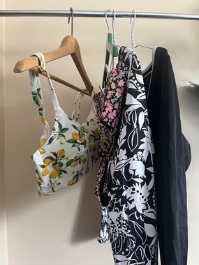 BUNDLE OF LIKE NEW SWIMWEAR Victoria Secret: Size Large: 4 Pieces